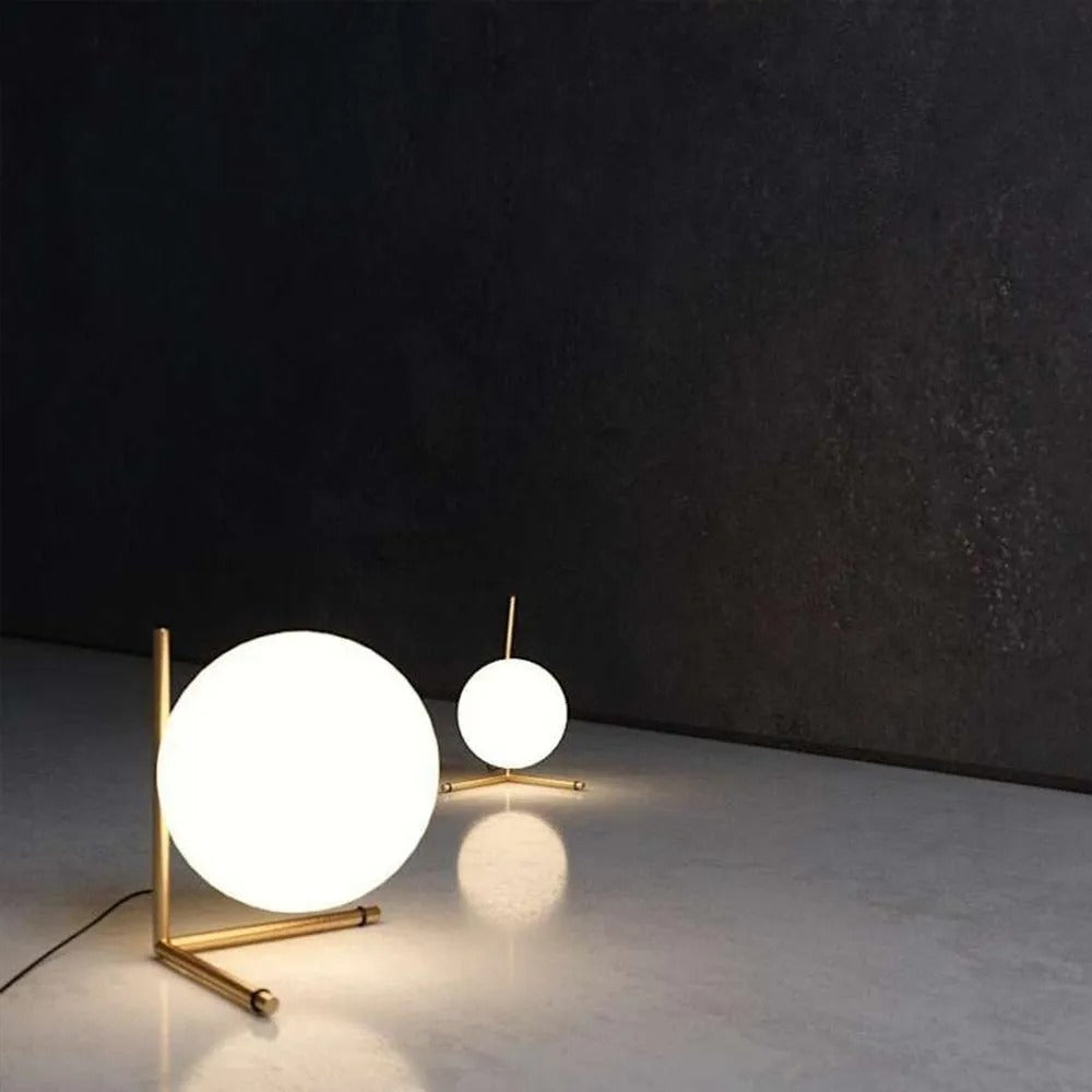 Lámpara de Mesa de Metal Dorado y Vidrio Ópal Equilibre Baja