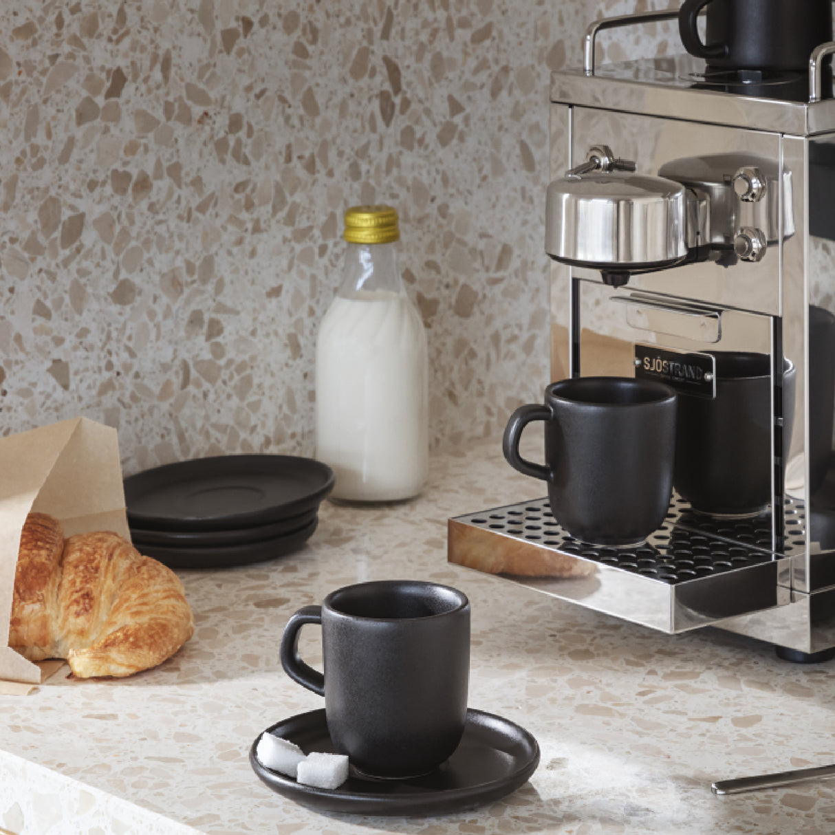 Taza de Espresso con Plato de Cocina Nórdica