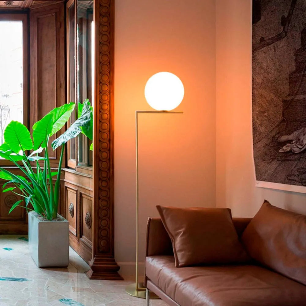 Lámpara de Pie Metálica con Vidrio Opal Equilibre